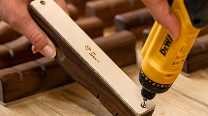 
                    Spare diamond honing leather on stainless steel plate: can be easily mounted on the various sknife sharpeners