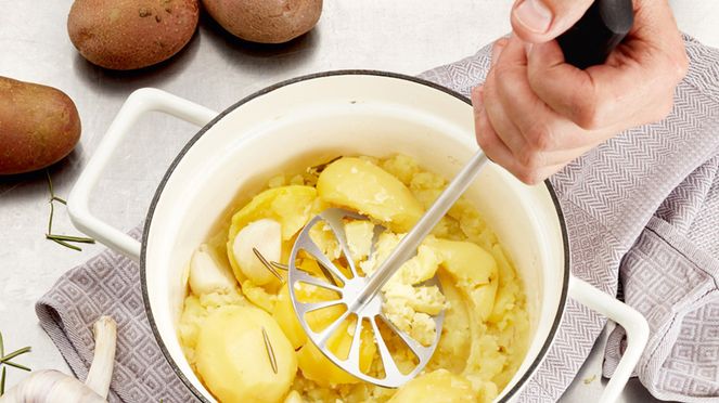 
                    Le presse-purée permet d'obtenir une purée de pommes de terre homogène