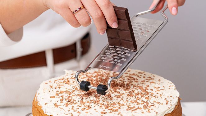 
                    La râpe à double tranchant est idéale pour râper du chocolat, du fromage à pâte dure ou encore du beurre bien frais