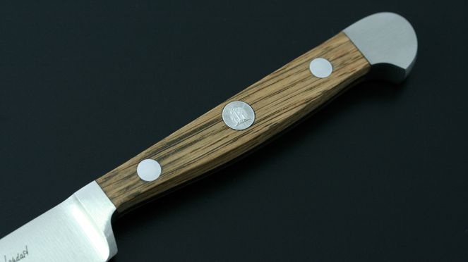 
                    Le couteau à fromage Güde possède un manche en bois de chêne