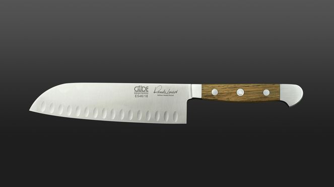 
                    Le Santoku Güde possède une lame alvéolée.