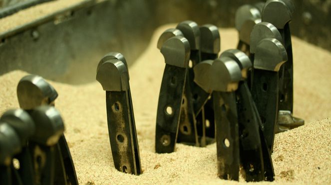 
                    Güde Messer Alpha beim kühlen im Sand