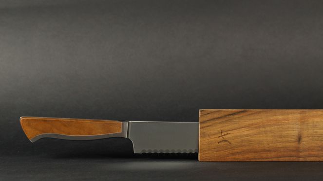 
                    The walnut sheath is suitable only for the Caminada bread knife