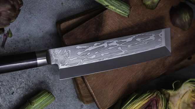 
                    Le Kai Shun Pro Sho Nakiri sur une planche à découper