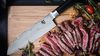 
                    Kai Shun Santoku Messer schneidet Fleisch rasiermesserscharf