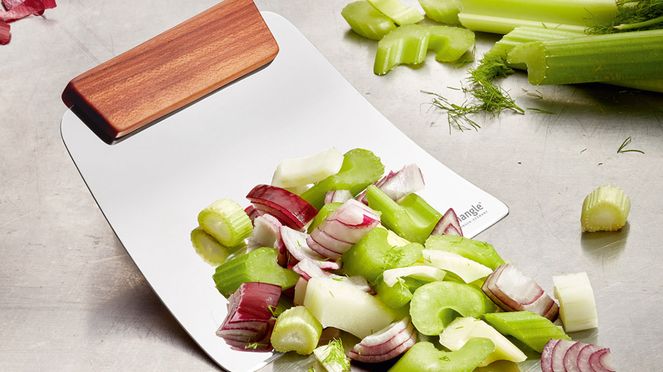 
                    The triangle vegetable scoop to easily transfer vegetables from the chopping board to the pan or bowl