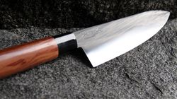 Japanischer Stahl, Red Wood Santoku