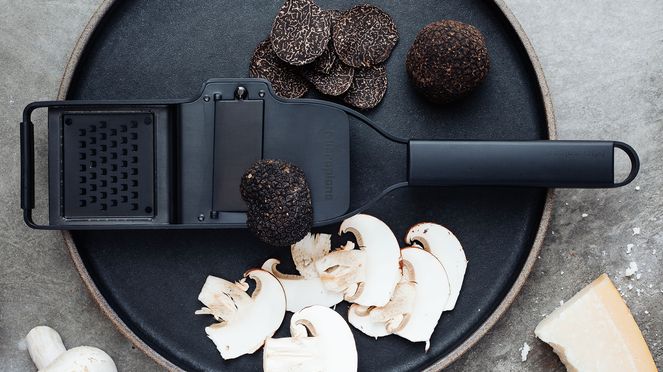 
                    Le rabot à truffe 2 en 1 complète la série Black Sheep Microplane®