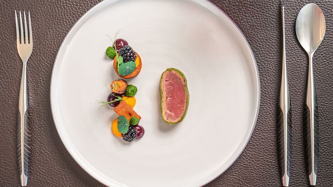 
                    Couverts à steak avec cuillère frêne: un couvert design sur la table