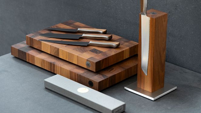 
                    Caminada cutting board walnut wood with Caminada knife series