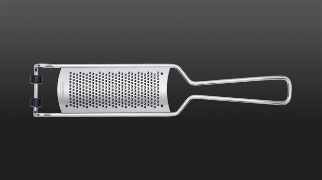 
                    The triangle fine grater made of stainless steel is extremely sharp thanks to a special photo-etching process.