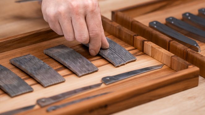 
                    Couteau de poche édition limitée assemblé à la main d'une façon élaborée