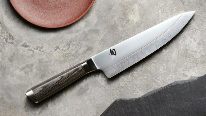 
                    Entlang der Schneide des Shun Kagerou Kochmessers schlängelt sich das feine Design aus Dual-Core-Damaststahl