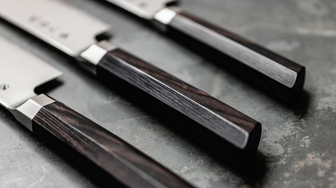 
                    Kaname Kiritsuke 19.5 cm avec manche en bois de pakka noir veiné