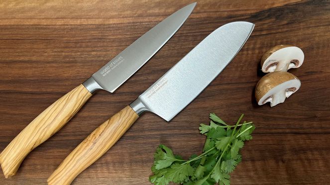 
                    Le Santoku Wok complète sous sa propre marque «world of knives made in Solingen» les couteaux fabriqués à main