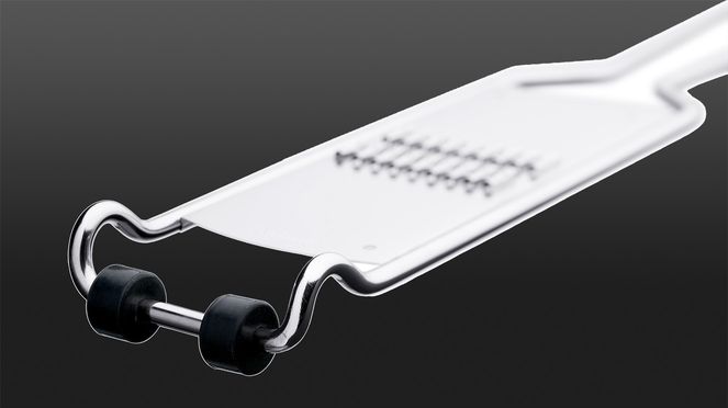 
                    Un socle pratique avec des picots antidérapants permet de stabiliser la râpe à julienne