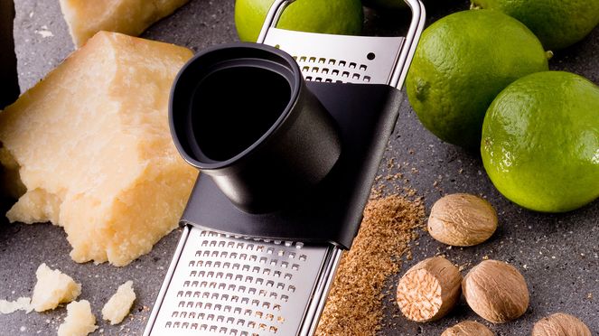 
                    The triangle holder for graters is pushed over the frame of the grater and then sits securely and without play