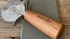 
                    triangle® Pizzaschneider mit Gravur veredelt