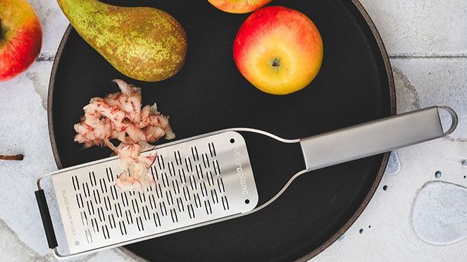
                    Râpe tranchant moyen: idéal pour les fromages à pâte molle et dure, les pommes, les pommes de terre, les courgettes, les carottes, le chocolat, etc.