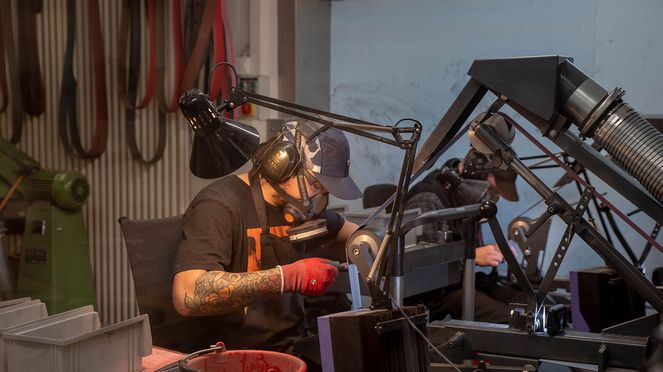 
                    Spoon set 6 pieces walnut handcrafted in the sknife manufactory in Biel in more than 40 steps