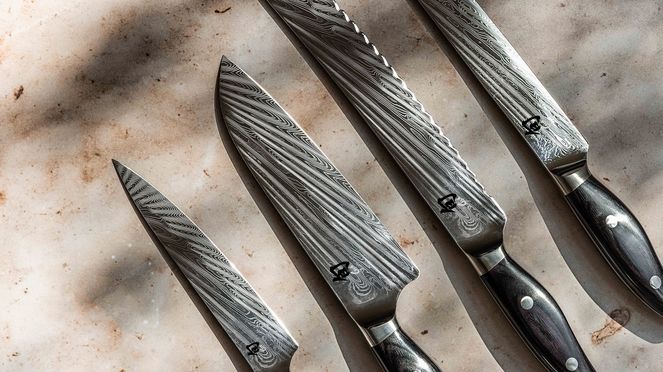 
                    Beim Nagare Black Brotmesser werden zwei Stahlsorten zu einem 72-lagigen Damaszenerstahl verarbeitet