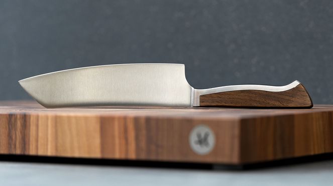 
                    Caminada Santoku Walnuss auf Hackblock