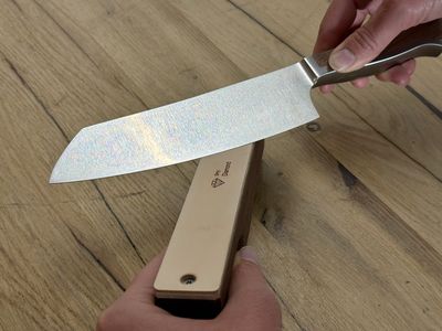 sknife Schleifgeraet Polierleder Caminada Messer_IMG_9639_300DPI Presse.jpg