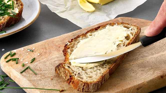 
                    Mit dem triangle Aufstrichmesser Spirit lassen sich Brotaufstriche und Butter gleichmässig verteilen