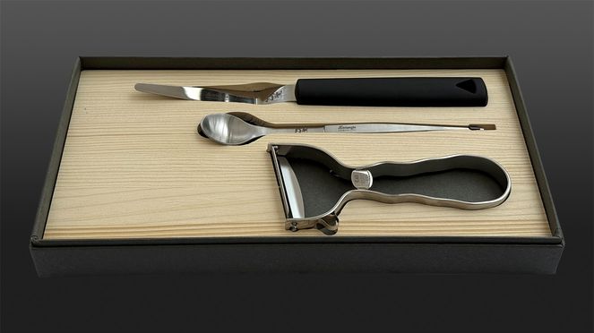 
                    Chefs tools by Danny Khezzar mit den wichtigsten Küchenutensilien zum Schälen, Anrichten und Abschmecken