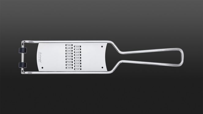 
                    La râpe à julienne triangle en acier inoxydable est extrêmement tranchante grâce à un procédé spécial de photogravure