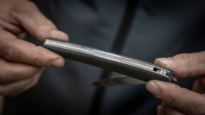 
                    Taschenmesser Diamant Carbon: mit 51 Diamanten besetztem Klingenrücken ein technischen Meisterwerk