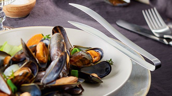 
                    Gourmet tweezer serving as tweezers instead of cutlery for filigree structures