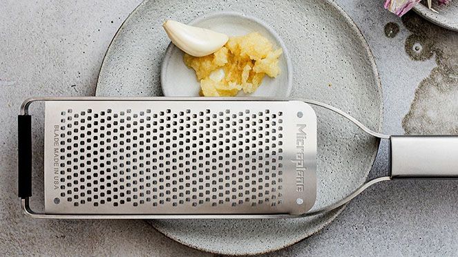 
                    Fine grater pro for grating citrus peel, nutmeg, garlic, ginger and nuts
